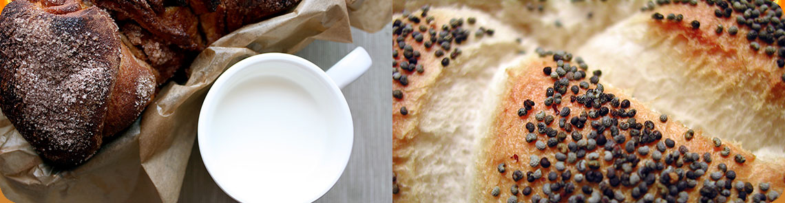 pan tostado con taza de leche a la izquierda y ensaimada a la derecha