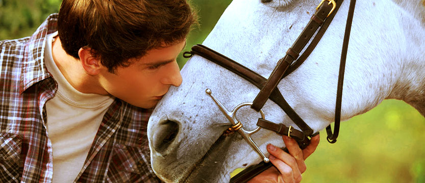 cabecera imagen 2 joven besando el hocico de un caballo