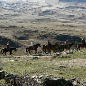 jinetes montando a caballo en monte